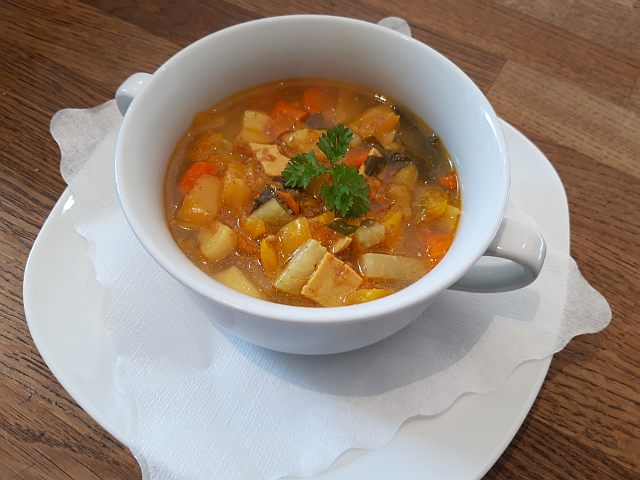 kleine Kohlrabi-Möhre-Paprika-Suppe mit Petersiliengarnitur